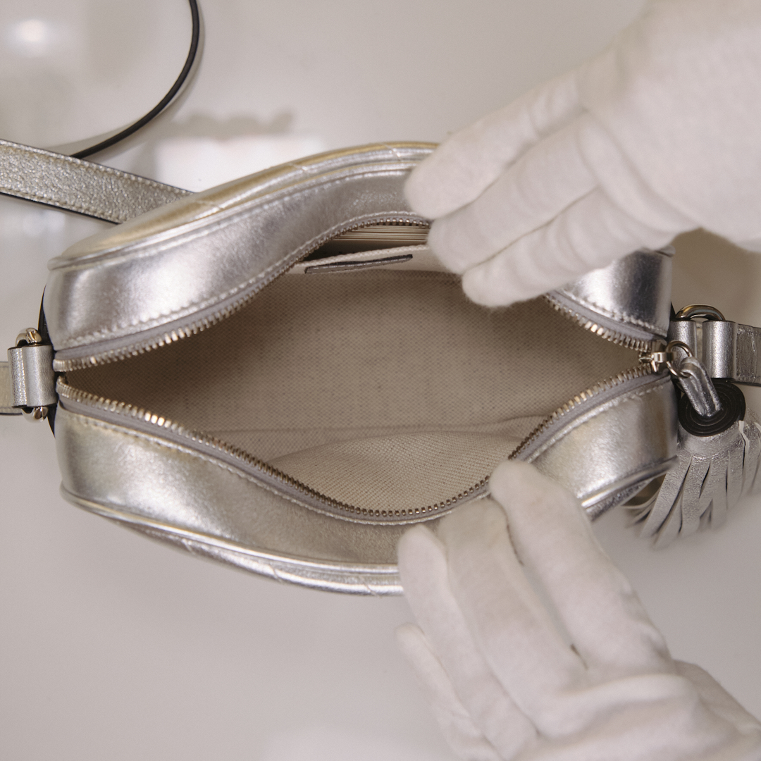 Sac à bandoulière Gucci Blondie en cuir argenté - vue détaillée