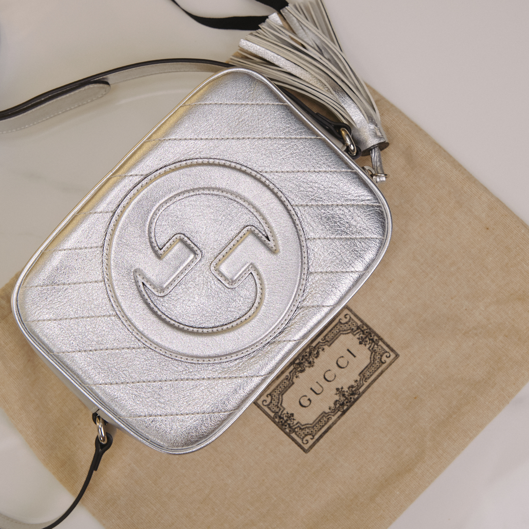 Sac à bandoulière Gucci Blondie en cuir argenté - vue détaillée