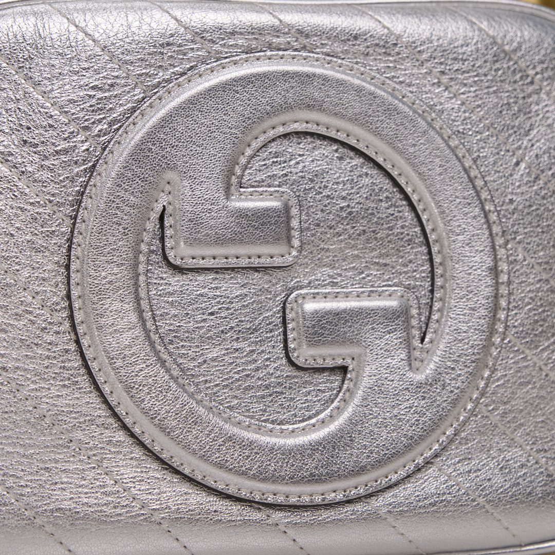 Sac à bandoulière Gucci Blondie en cuir argenté - vue détaillée