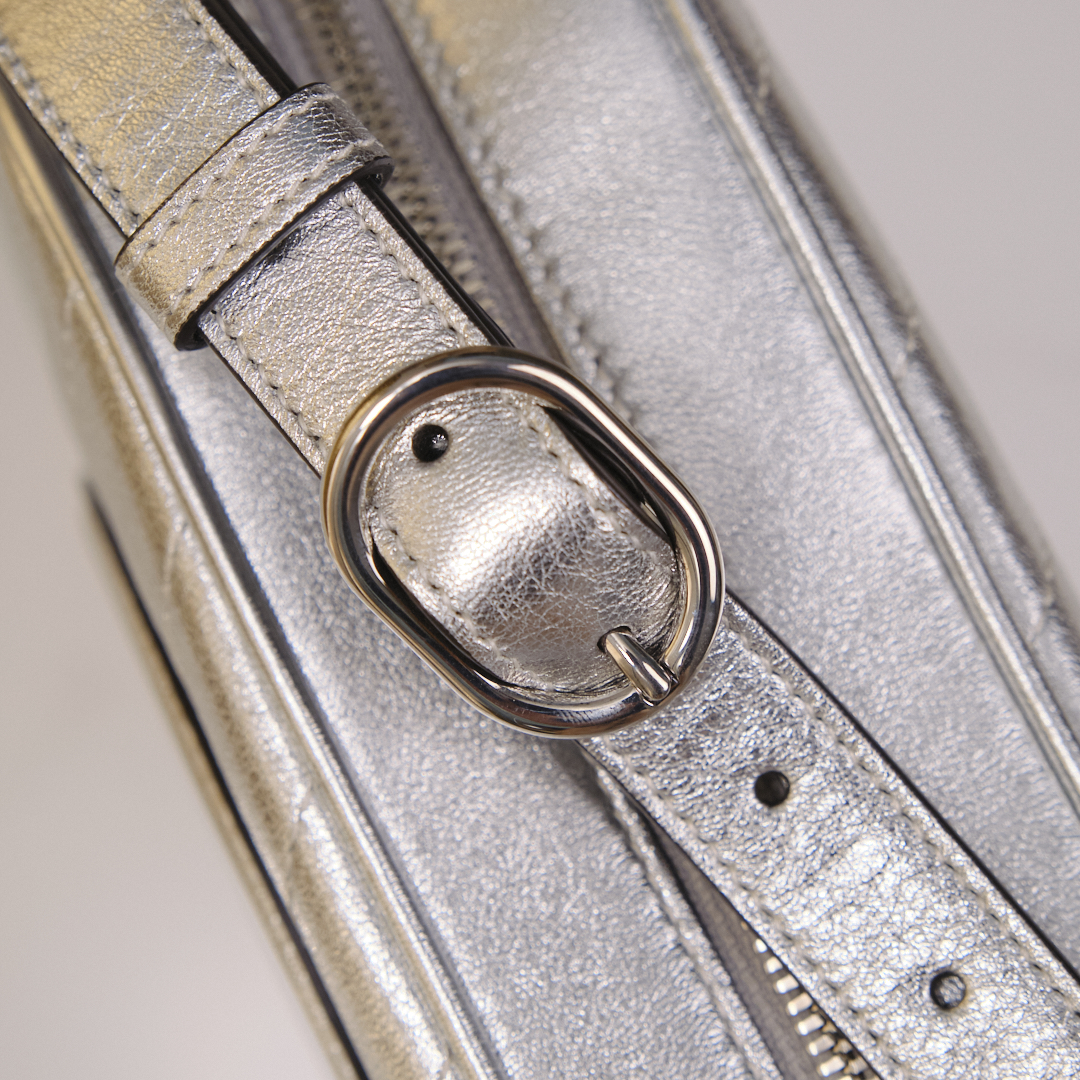 Sac à bandoulière Gucci Blondie en cuir argenté - vue détaillée