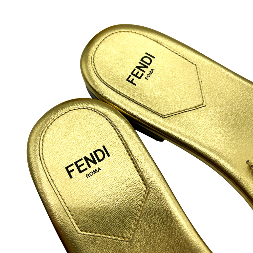 Sandales Fendi Baguette en cuir métallisé doré - vue détaillée
