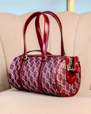 Gucci GG Shadow burgundy handbag with shoulder strap - detail view